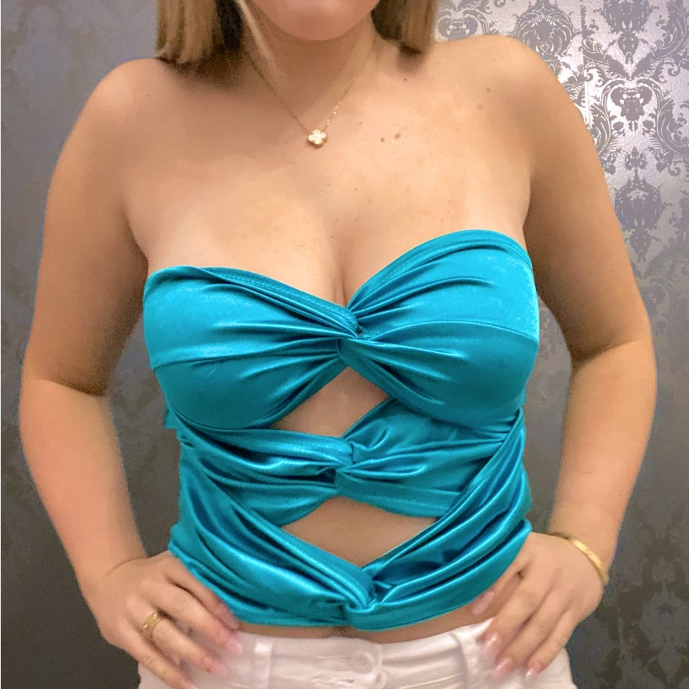 The cutest top! Tie back three layered shiny teal strapless top!